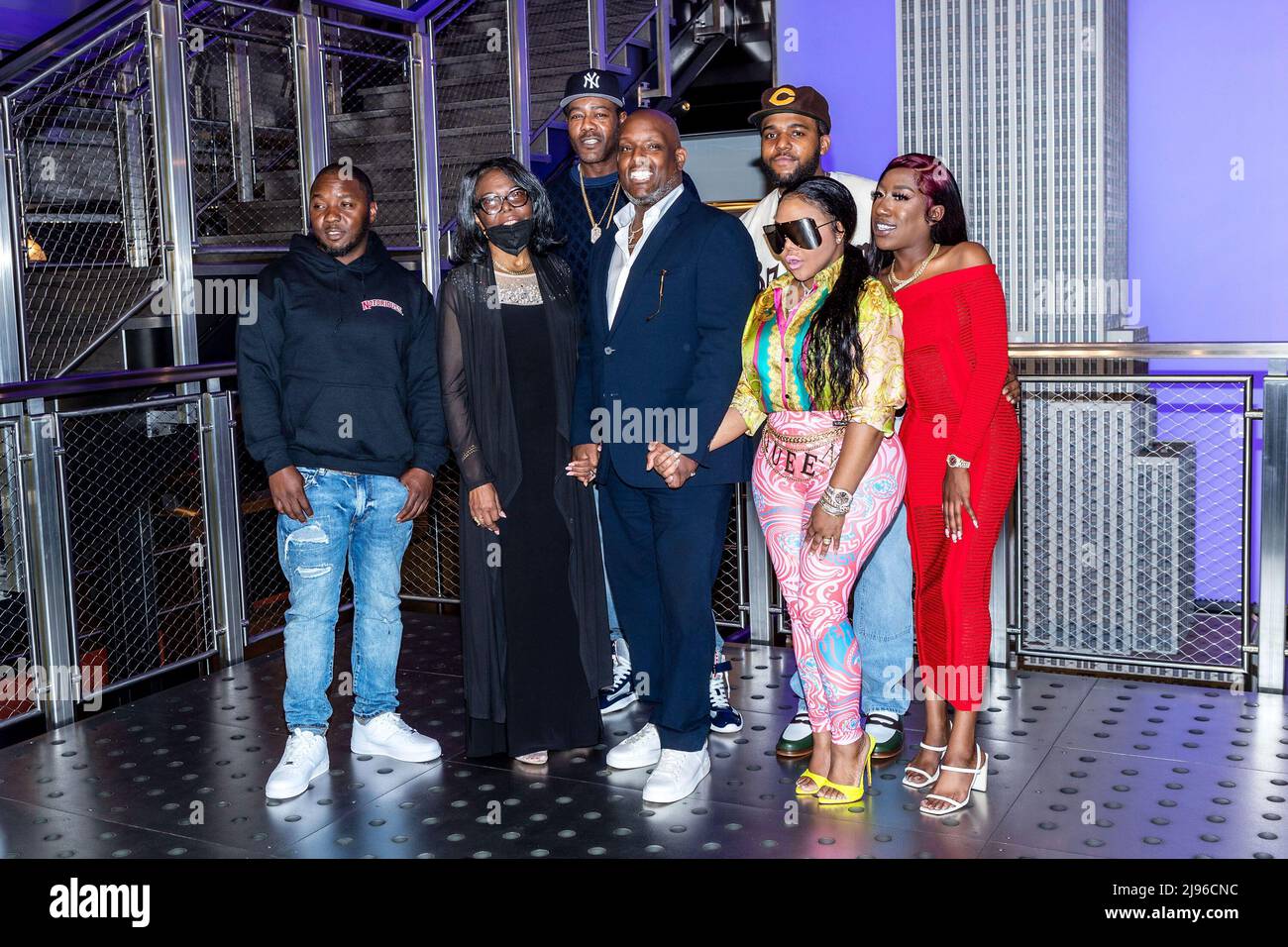 New York, NY, États-Unis. 20th mai 2022. Lil cessez, Voletta Wallace, D-Rock, Wayne Barrow, C.J. Wallace, Lil Kim, Tyanna Wallace à la cérémonie d'éclairage pour l'anniversaire 50th du célèbre B.I.G. (Biggie) à l'Empire State Building. Crédit : Steve Mack/Alay Live News Banque D'Images