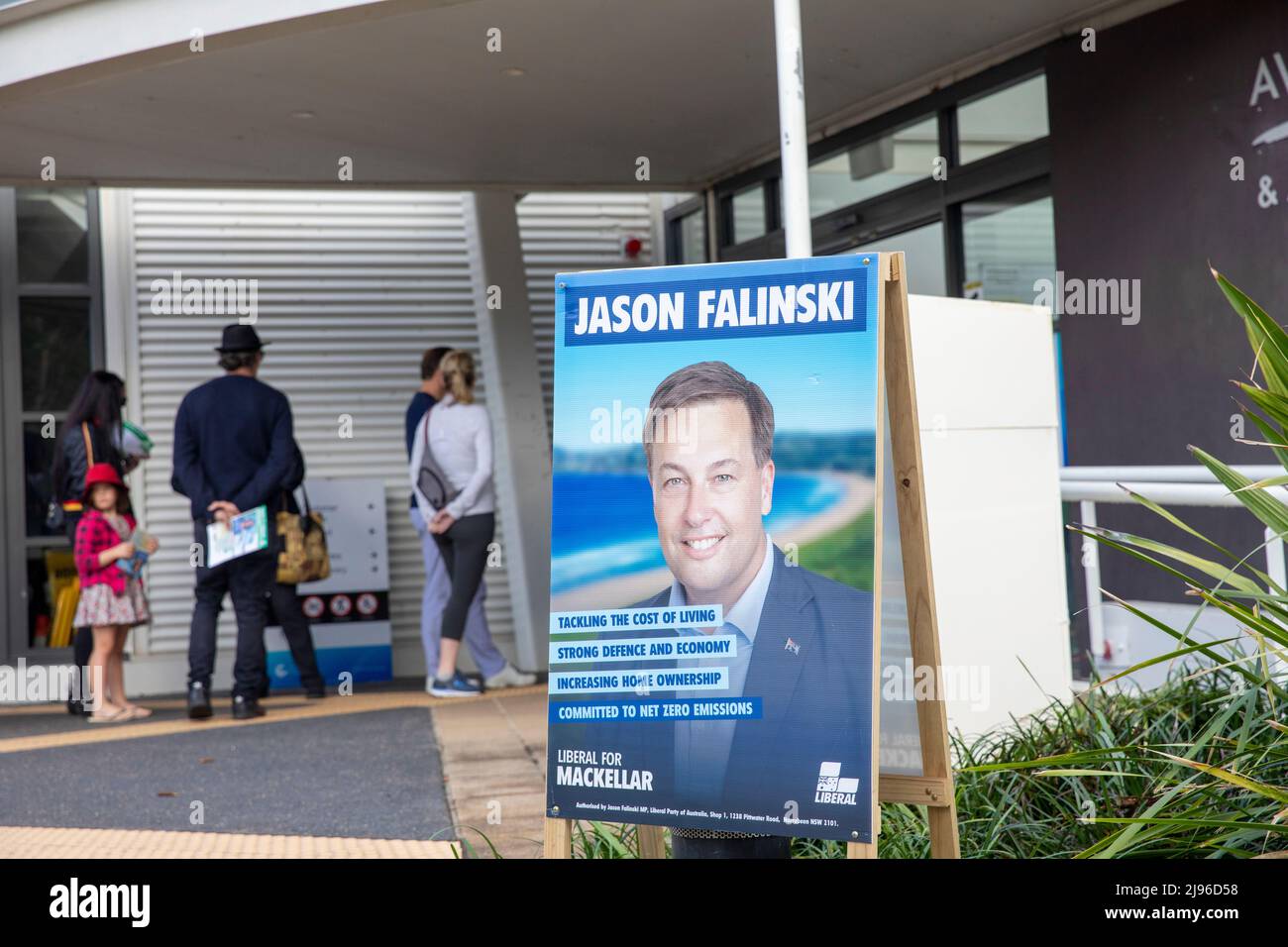 Australie. 21st mai 2022. Jour du scrutin des élections fédérales australiennes. Les Australiens, qui se trouvent au siège de Mackellar, se dirigent vers les urnes au centre de loisirs d'Avalon Beach, pour voter aux élections fédérales. Mackellar, au nord de Sydney, est détenu par le député libéral Jason Falinski. Le vote se termine à 6pm ce soir. Samedi 21st mai 2022. Credit Martin Berry@alamy Actualités en direct. Credit: martin Berry/Alay Live News Banque D'Images