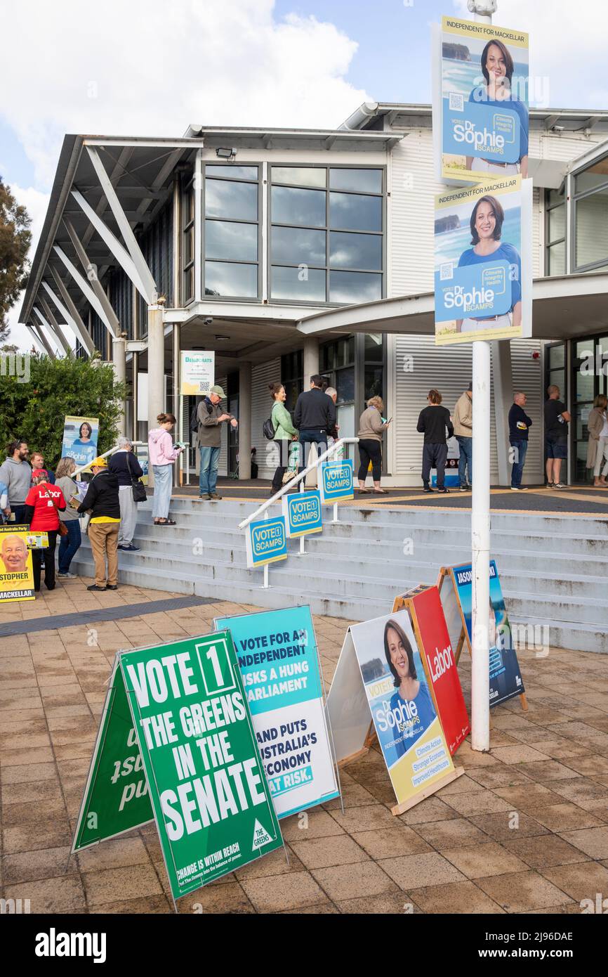 Australie. 21st mai 2022. Jour du scrutin des élections fédérales australiennes. Les Australiens, qui se trouvent au siège de Mackellar, se dirigent vers les urnes au centre de loisirs d'Avalon Beach, pour voter aux élections fédérales. Mackellar, au nord de Sydney, est détenu par le député libéral Jason Falinski. Le vote se termine à 6pm ce soir. Samedi 21st mai 2022. Credit Martin Berry@alamy Actualités en direct. Credit: martin Berry/Alay Live News Banque D'Images