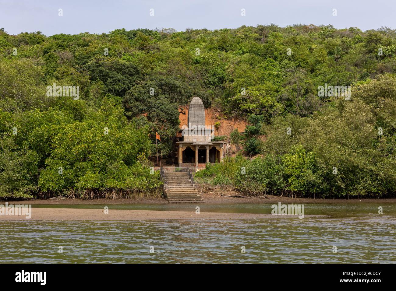 Temple de Pach Pandav en cours de restauration sur les rives de la rivière Karli à Devbag, Malvan, Maharashtra Banque D'Images