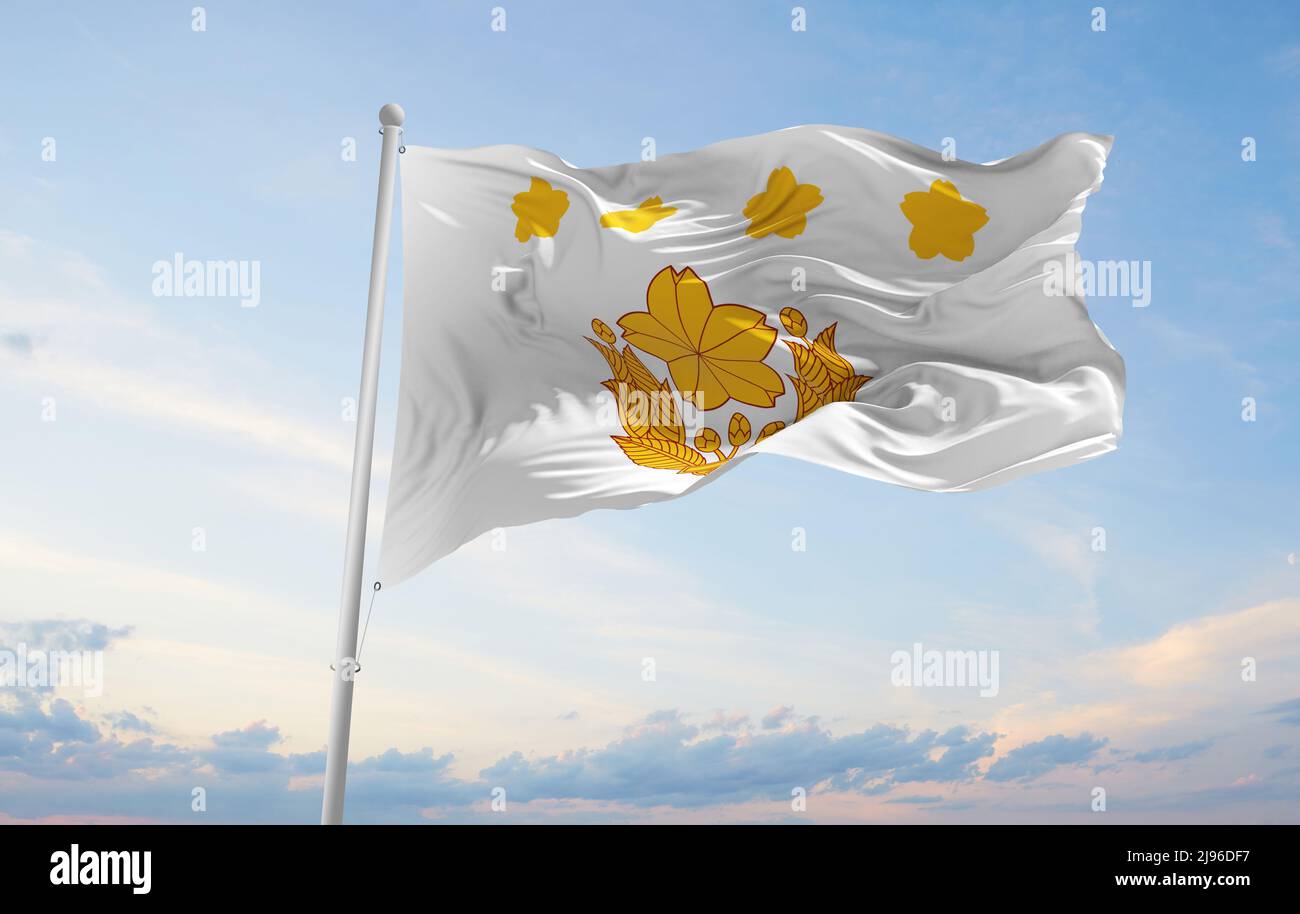 Drapeau officiel du Chef d'état-major de la Force terrestre d'autodéfense Japon sur fond ciel nuageux au coucher du soleil, vue panoramique. Voyage japonais et patriote con Banque D'Images