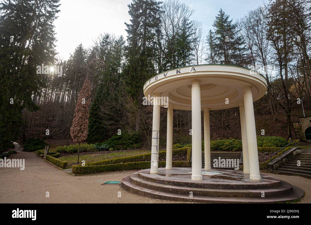 Guérison naturelle publique printemps Ottovka avec de l'eau minéralisée dans la ville thermale de Luhacovice, République Tchèque Banque D'Images