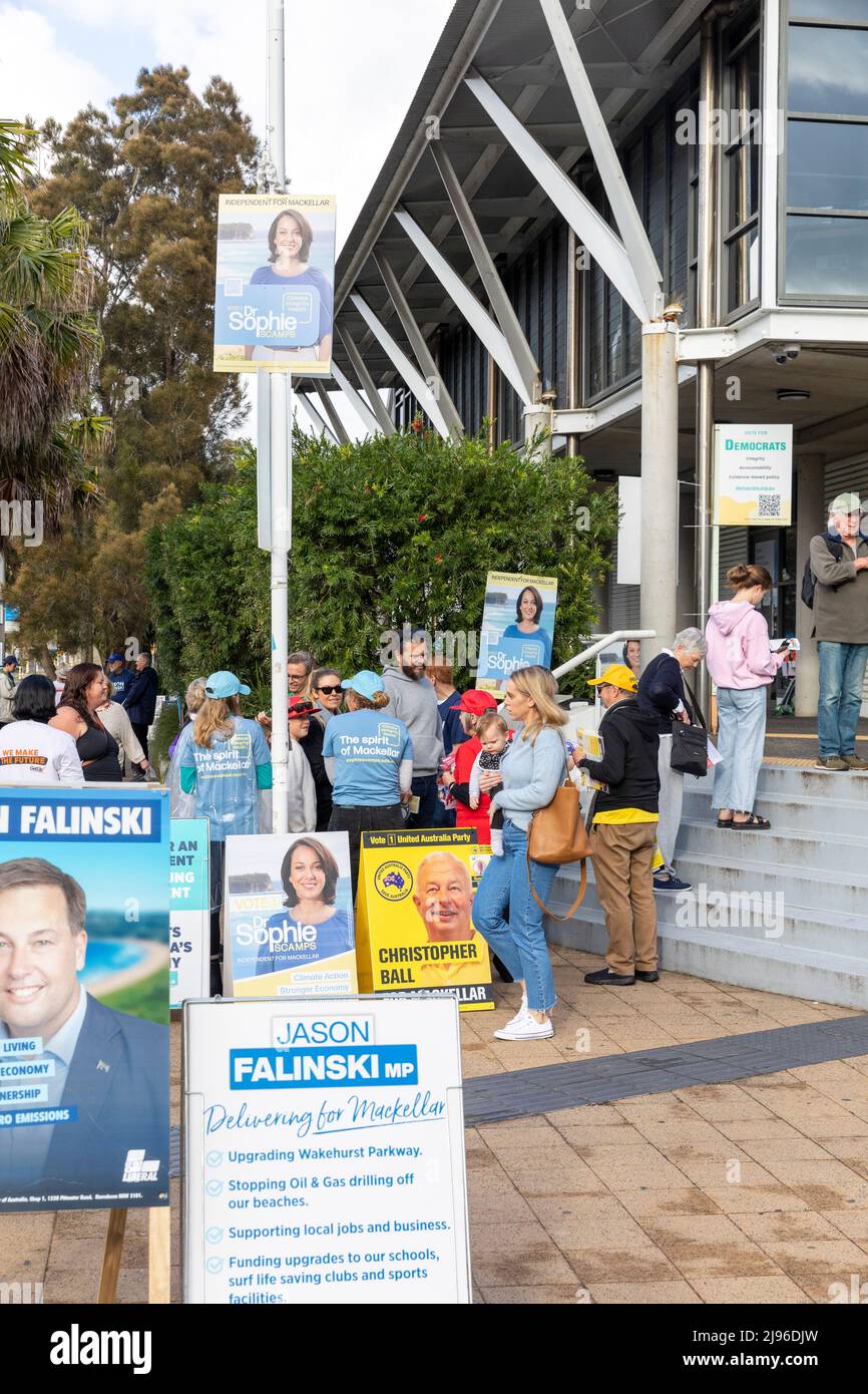 Australie. 21st mai 2022. Jour du scrutin des élections fédérales australiennes. Les Australiens, qui se trouvent au siège de Mackellar, se dirigent vers les urnes au centre de loisirs d'Avalon Beach, pour voter aux élections fédérales. Mackellar, au nord de Sydney, est détenu par le député libéral Jason Falinski. Le vote se termine à 6pm ce soir. Samedi 21st mai 2022. Credit Martin Berry@alamy Actualités en direct. Credit: martin Berry/Alay Live News Banque D'Images