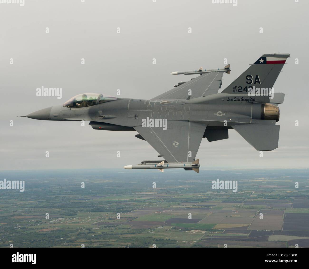 Un faucon de combat F-16 du 182nd Fighter Squadron de la 149th Fighter Wing, joint base San Antonio-Lackland, Texas, survole la ville lors d'un vol patrimonial de 65th ans le 28 octobre 2011. (photo de courtoisie) Banque D'Images