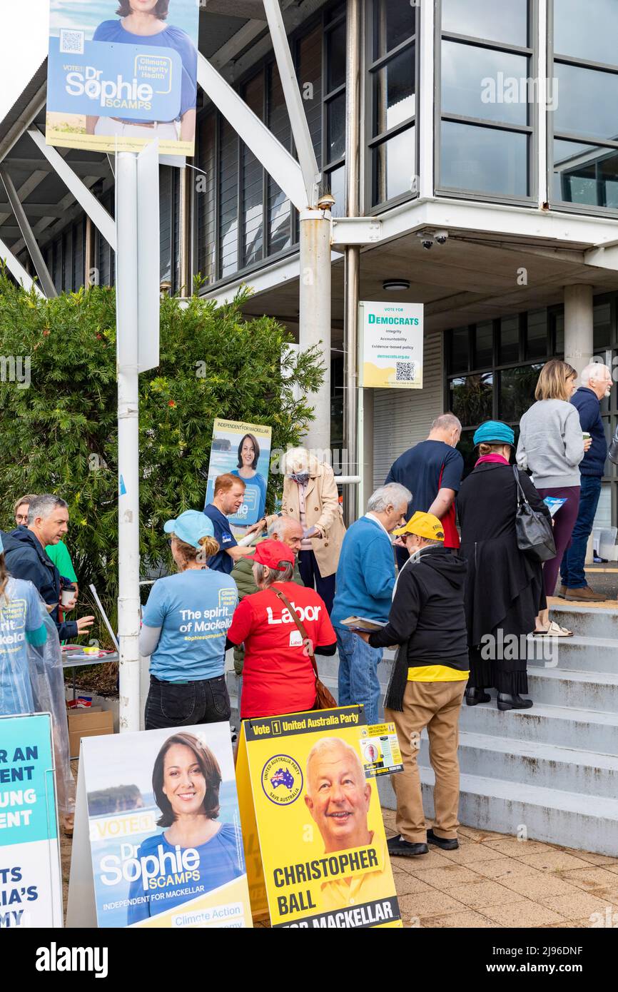 Australie. 21st mai 2022. Jour du scrutin des élections fédérales australiennes. Les Australiens, qui se trouvent au siège de Mackellar, se dirigent vers les urnes au centre de loisirs d'Avalon Beach, pour voter aux élections fédérales. Mackellar, au nord de Sydney, est détenu par le député libéral Jason Falinski. Le vote se termine à 6pm ce soir. Samedi 21st mai 2022. Credit Martin Berry@alamy Actualités en direct. Credit: martin Berry/Alay Live News Banque D'Images