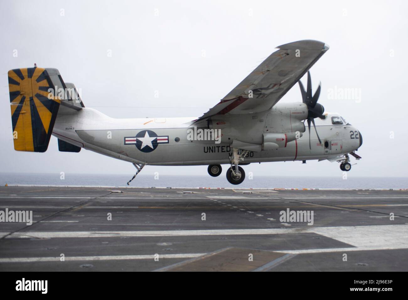 220518-N-DU622-1093 OCÉAN PACIFIQUE, (le 18 mai 2022) Un cynodrome C-2, des « fournisseurs » de l'escadron de soutien logistique de la flotte (VRC) 30, fait un engin arrêté qui débarque le pont de vol du porte-avions USS Nimitz (CVN68). Nimitz est en cours dans la zone d'exploitation de la flotte américaine 3rd (États-Unis Navy photo par Mass communication Specialist 3rd Class Justin McTaggart) Banque D'Images