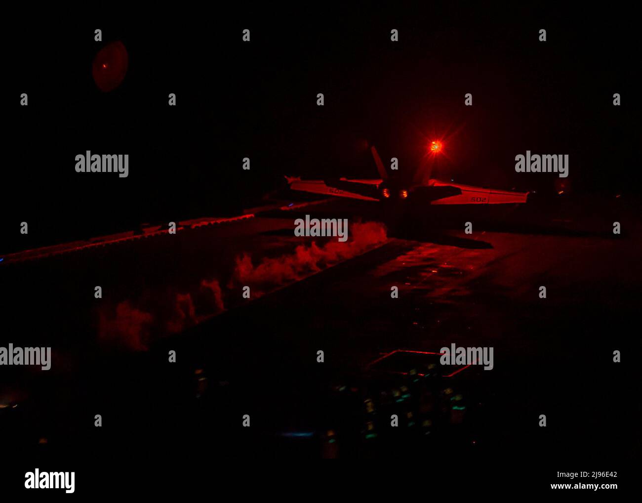 220518-N-XK462-1141 OCÉAN PACIFIQUE (le 18 mai 2022) un E/A-18G Growler, du « Cougars » de l'escadron d'attaque électronique (VAQ) 139, sort du pont de vol du porte-avions USS Nimitz (CVN 68). Nimitz est en cours dans la zone d'exploitation de la flotte américaine 3rd. (É.-U. Photo de la marine par Hannah Kantner, spécialiste des communications de masse) Banque D'Images