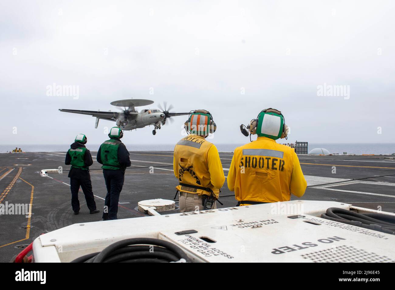 220518-N-DU622-1124 OCÉAN PACIFIQUE, (le 18 mai 2022) un Hawkeye E-2C, des « Sun Kings » de l'escadron d'alerte précoce aéroporté du transporteur (VAW) 116, s'approche du pont de vol du porte-avions USS Nimitz (CVN 68). Nimitz est en cours dans la zone d'exploitation de la flotte américaine 3rd. (É.-U. Navy photo par Mass communication Specialist 3rd Class Justin McTaggart) Banque D'Images
