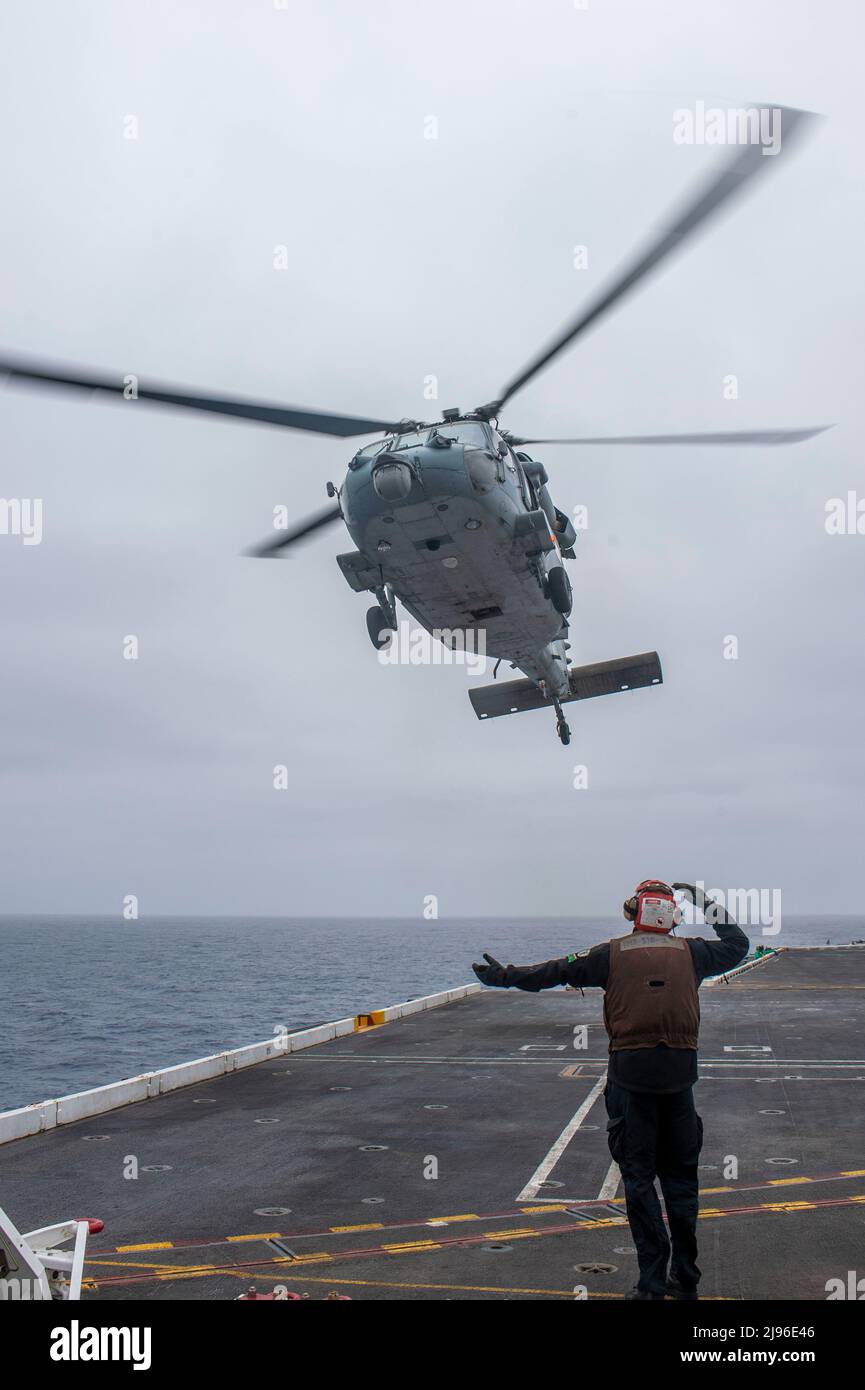 220518-N-DU622-2079 OCÉAN PACIFIQUE (le 18 mai 2022) un hélicoptère MH-60s Sea Hawk, provenant des « Indiens » de l'Escadron de combat de la mer (HSC) 6, se lève du pont de vol du porte-avions USS Nimitz (CVN 68). Nimitz est en cours dans la zone d'exploitation de la flotte américaine 3rd. (É.-U. Navy photo par Mass communication Specialist 3rd Class Justin McTaggart) Banque D'Images