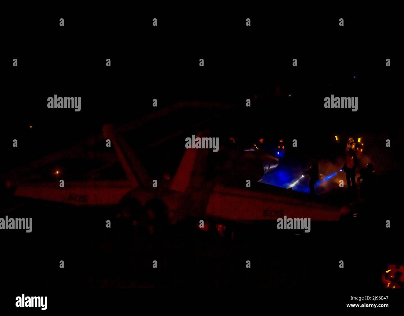 220518-N-XK462-1140 OCÉAN PACIFIQUE (le 18 mai 2022) des marins dirigent un trowler E/A-18G, à partir des « Cougars » de l'escadron d'attaque électronique (VAQ) 139, sur le pont de vol du porte-avions USS Nimitz (CVN 68). Nimitz est en cours dans la zone d'exploitation de la flotte américaine 3rd. (É.-U. Photo de la marine par Hannah Kantner, spécialiste des communications de masse) Banque D'Images