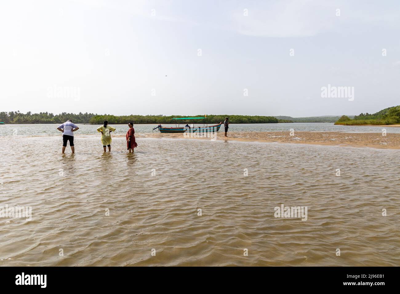 Touristes appréciant dans une zone peu profonde de la rivière Karli pendant la saison estivale à Devbag, Malvan, Maharashtra Banque D'Images