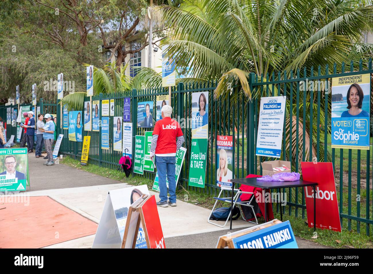 Jour du scrutin des élections fédérales australiennes. Les Australiens, qui sont au siège de Mackellar, se dirigent vers les sondages à l'école primaire d'Avalon Beach , pour voter aux élections fédérales. Mackellar, au nord de Sydney, est détenu par le député libéral Jason Falinski. De nombreux bénévoles politiques se rassemblent autour de l'entrée du bureau de vote. Le vote se termine à 6pm ce soir. Samedi 21st mai 2022. Credit Martin Berry@alamy Actualités en direct. Banque D'Images