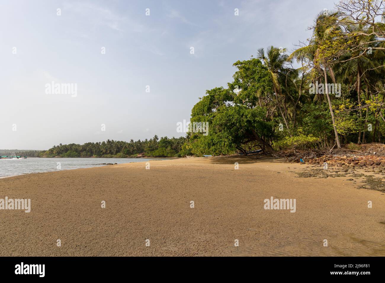 Belle plage isolée sur les rives de la rivière Karli. Banque D'Images