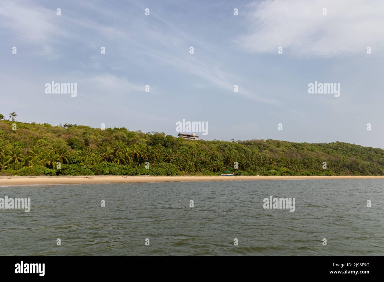 Une étendue de sable vierge et isolée appelée Bhogame Beach à Nivati, Sindhudurg, Maharashtra Banque D'Images