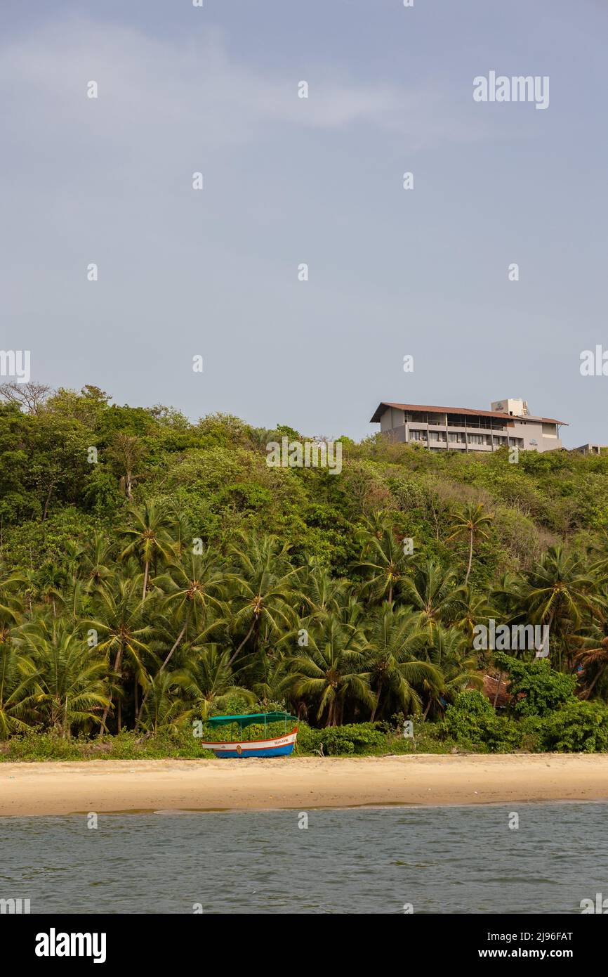 Vue sur le Sea Horizon Luxury Resort surplombant la plage de Bhogave, vue sur la rivière Karli en bateau Banque D'Images