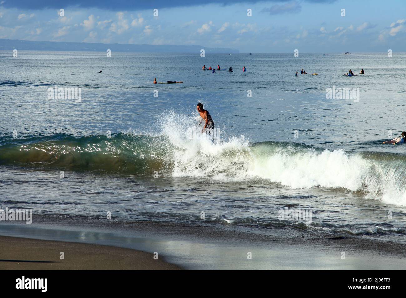 Un jeune surfeur sur une vague à Batu Bolong Beach à Canggu, Bali, Indonésie Banque D'Images