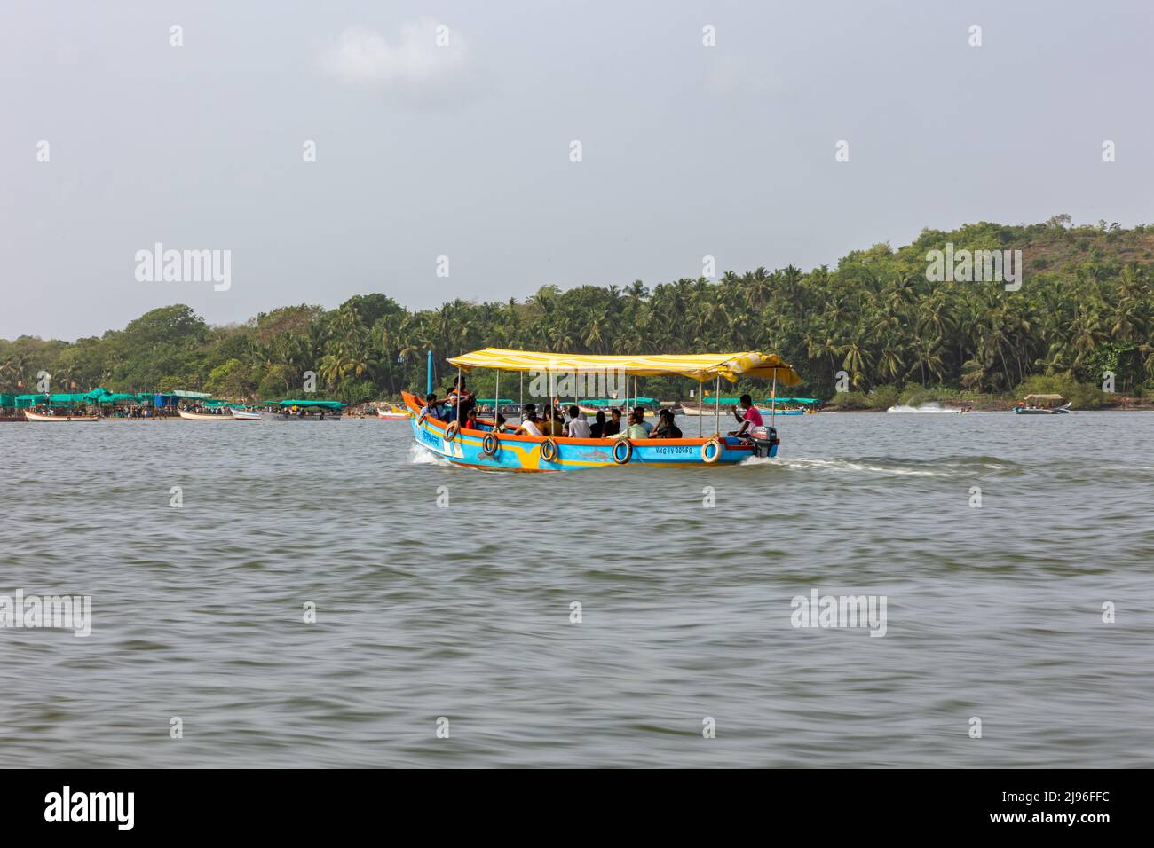 Plan panoramique de bateau à moteur transportant des touristes sur la rivière Karli à Devbag, Malvan, Maharashtra Banque D'Images