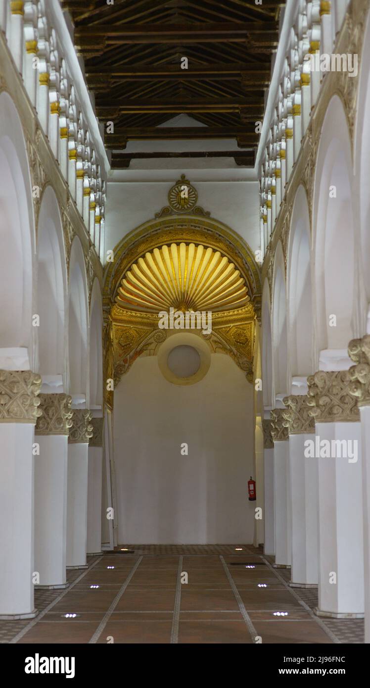 Espagne, Castille-la Manche, Tolède. Synagogue de Santa Maria la Blanca. En 1180, la communauté juive de Tolède a financé la construction de l'église dans le style Mudejar, travail qui a été réalisé par des bâtisseurs musulmans. Le dôme de l'affiche supérieure a été construit pendant la réforme de 1550, attribué à Alonso de Covarrubias (1488-1570). Banque D'Images