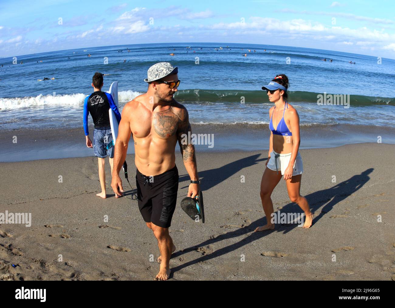 Touristes caucasiens à Batu Bolong Beach à Canggu, Bali, Indonésie. Banque D'Images