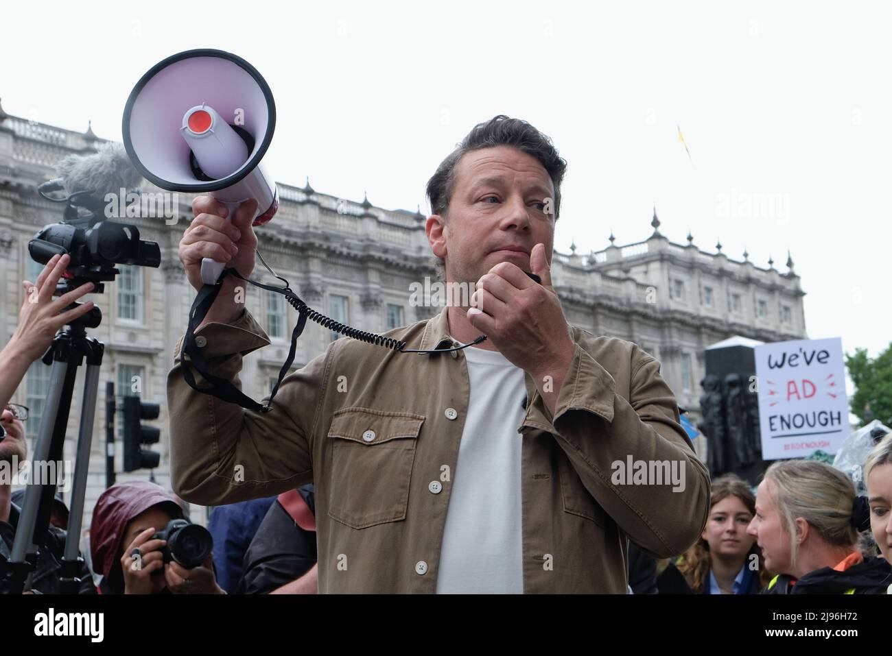 Londres, Royaume-Uni, 20th mai 2022. Le célèbre chef Jamie Oliver a organisé une manifestation « Eton Mess » au sujet du retard du gouvernement à mettre fin aux offres de malbouffe à plusieurs achats et aux publicités pour les fiides malsains destinés aux enfants, dans le cadre de sa stratégie anti-obésité. L'obésité infantile au Royaume-Uni a augmenté de façon spectaculaire pendant la pandémie, bien que le gouvernement défende sa décision alors que la crise du coût de la vie s'aggrave. Crédit : onzième heure Photographie/Alamy Live News Banque D'Images
