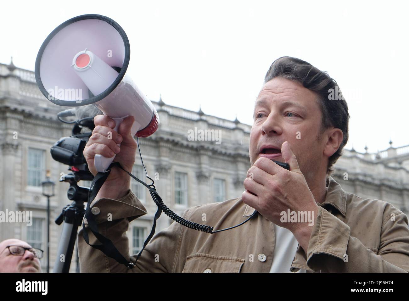Londres, Royaume-Uni, 20th mai 2022. Le célèbre chef Jamie Oliver a organisé une manifestation « Eton Mess » au sujet du retard du gouvernement à mettre fin aux offres de malbouffe à plusieurs achats et aux publicités pour les fiides malsains destinés aux enfants, dans le cadre de sa stratégie anti-obésité. L'obésité infantile au Royaume-Uni a augmenté de façon spectaculaire pendant la pandémie, bien que le gouvernement défende sa décision alors que la crise du coût de la vie s'aggrave. Crédit : onzième heure Photographie/Alamy Live News Banque D'Images