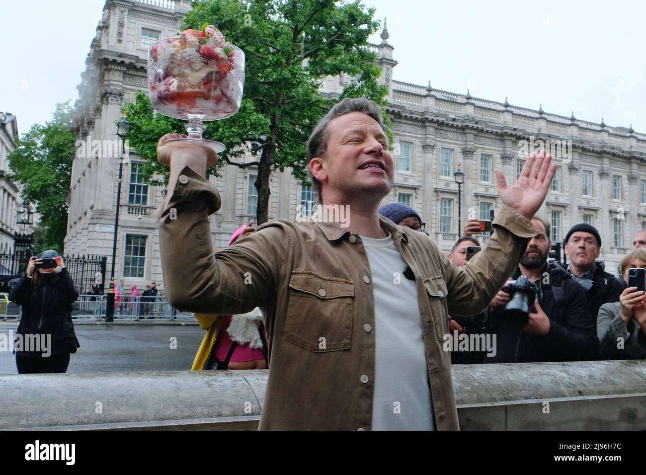 Londres, Royaume-Uni, 20th mai 2022. Le célèbre chef Jamie Oliver a organisé une manifestation « Eton Mess » au sujet du retard du gouvernement à mettre fin aux offres de malbouffe à plusieurs achats et aux publicités pour les fiides malsains destinés aux enfants, dans le cadre de sa stratégie anti-obésité. L'obésité infantile au Royaume-Uni a augmenté de façon spectaculaire pendant la pandémie, bien que le gouvernement défende sa décision alors que la crise du coût de la vie s'aggrave. Crédit : onzième heure Photographie/Alamy Live News Banque D'Images