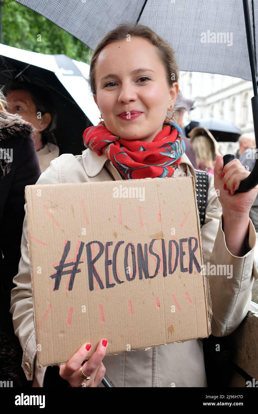 Londres, Royaume-Uni, 20th mai 2022. Le célèbre chef Jamie Oliver a organisé une manifestation « Eton Mess » au sujet du retard du gouvernement à mettre fin aux offres de malbouffe à plusieurs achats et aux publicités pour les fiides malsains destinés aux enfants, dans le cadre de sa stratégie anti-obésité. L'obésité infantile au Royaume-Uni a augmenté de façon spectaculaire pendant la pandémie, bien que le gouvernement défende sa décision alors que la crise du coût de la vie s'aggrave. Crédit : onzième heure Photographie/Alamy Live News Banque D'Images