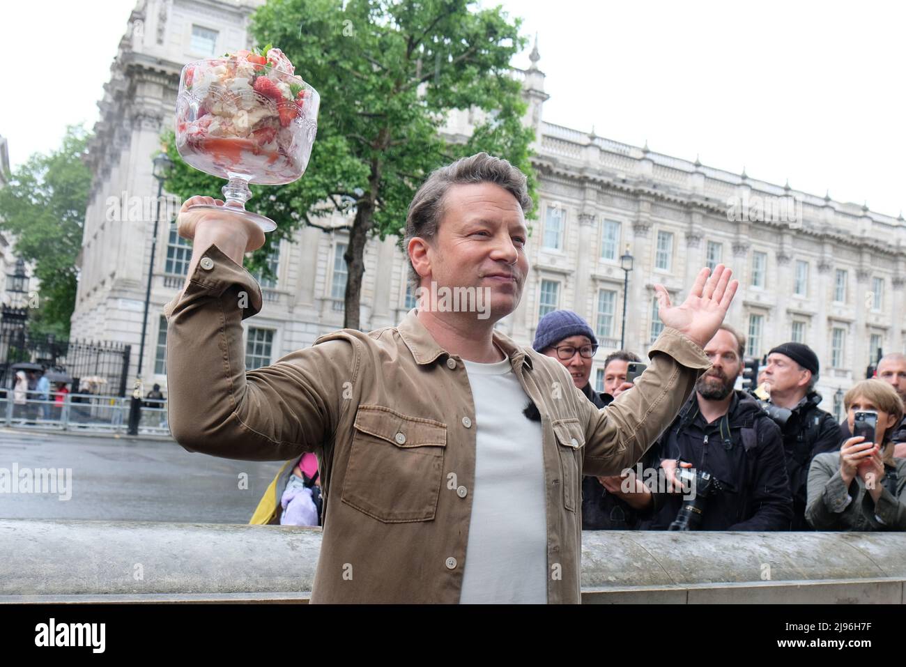 Londres, Royaume-Uni, 20th mai 2022. Le célèbre chef Jamie Oliver a organisé une manifestation « Eton Mess » au sujet du retard du gouvernement à mettre fin aux offres de malbouffe à plusieurs achats et aux publicités pour les fiides malsains destinés aux enfants, dans le cadre de sa stratégie anti-obésité. L'obésité infantile au Royaume-Uni a augmenté de façon spectaculaire pendant la pandémie, bien que le gouvernement défende sa décision alors que la crise du coût de la vie s'aggrave. Crédit : onzième heure Photographie/Alamy Live News Banque D'Images