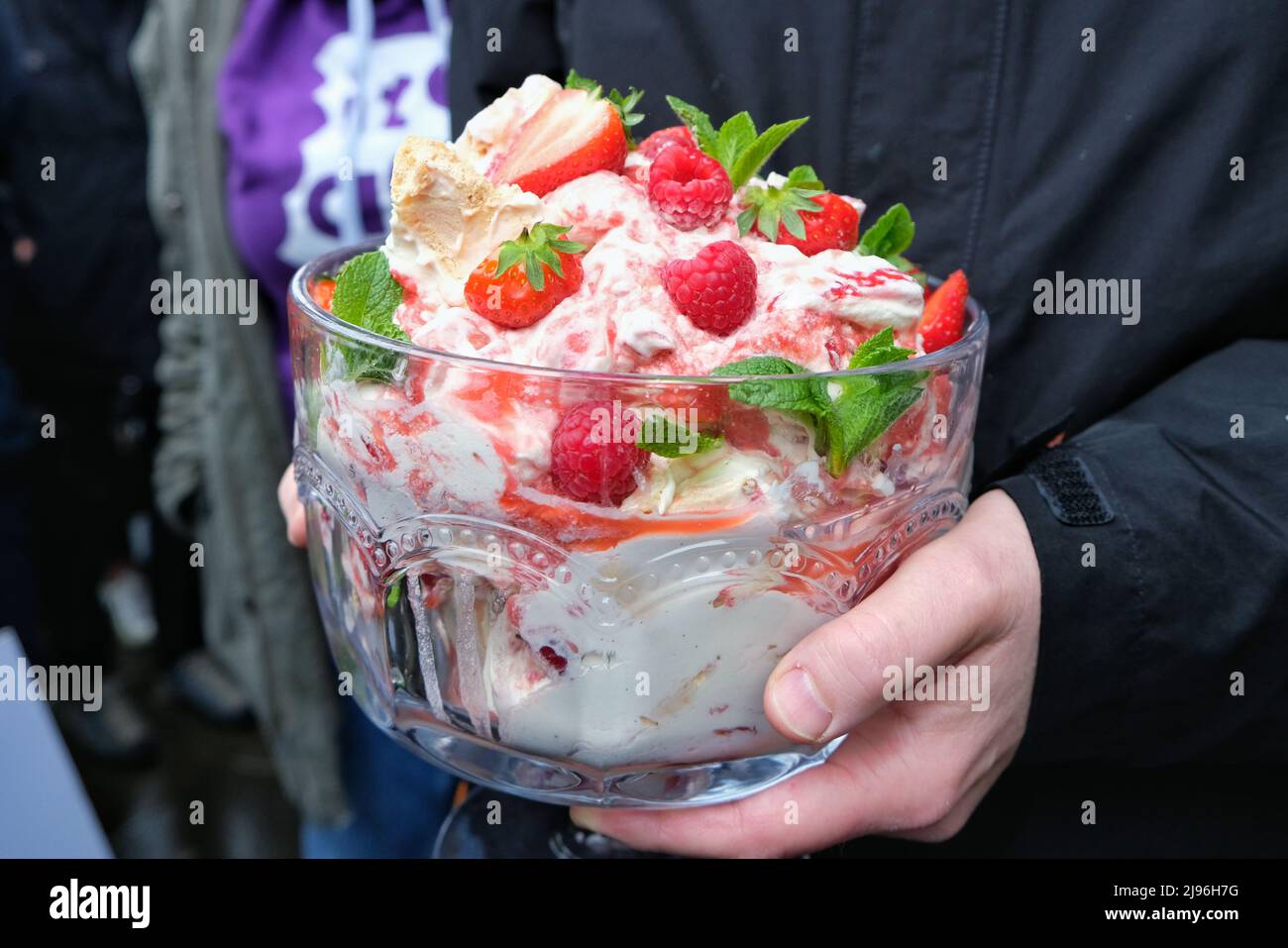 Londres, Royaume-Uni, 20th mai 2022. Le célèbre chef Jamie Oliver a organisé une manifestation « Eton Mess » au sujet du retard du gouvernement à mettre fin aux offres de malbouffe à plusieurs achats et aux publicités pour les fiides malsains destinés aux enfants, dans le cadre de sa stratégie anti-obésité. L'obésité infantile au Royaume-Uni a augmenté de façon spectaculaire pendant la pandémie, bien que le gouvernement défende sa décision alors que la crise du coût de la vie s'aggrave. Crédit : onzième heure Photographie/Alamy Live News Banque D'Images