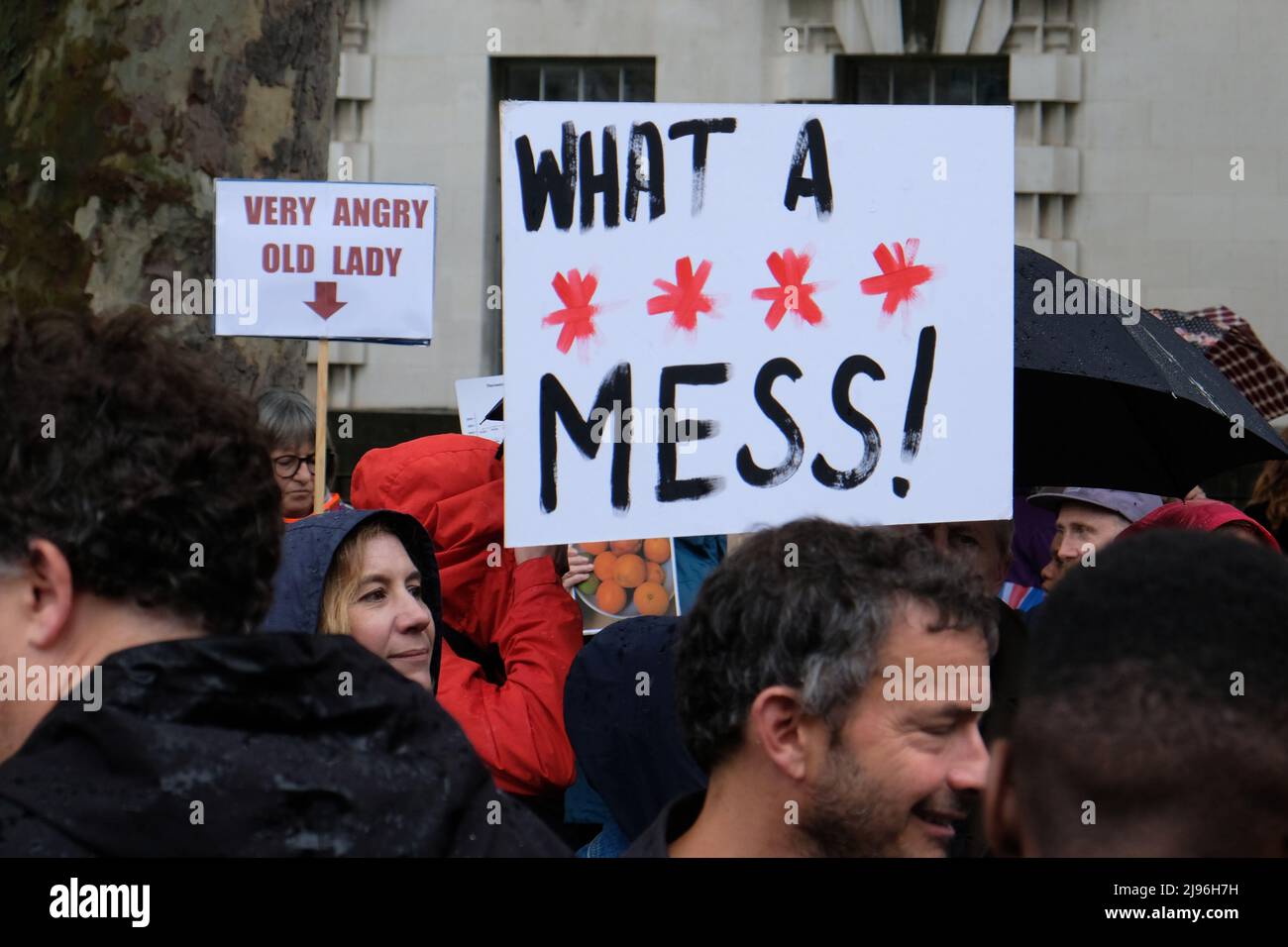 Londres, Royaume-Uni, 20th mai 2022. Le célèbre chef Jamie Oliver a organisé une manifestation « Eton Mess » au sujet du retard du gouvernement à mettre fin aux offres de malbouffe à plusieurs achats et aux publicités pour les fiides malsains destinés aux enfants, dans le cadre de sa stratégie anti-obésité. L'obésité infantile au Royaume-Uni a augmenté de façon spectaculaire pendant la pandémie, bien que le gouvernement défende sa décision alors que la crise du coût de la vie s'aggrave. Crédit : onzième heure Photographie/Alamy Live News Banque D'Images
