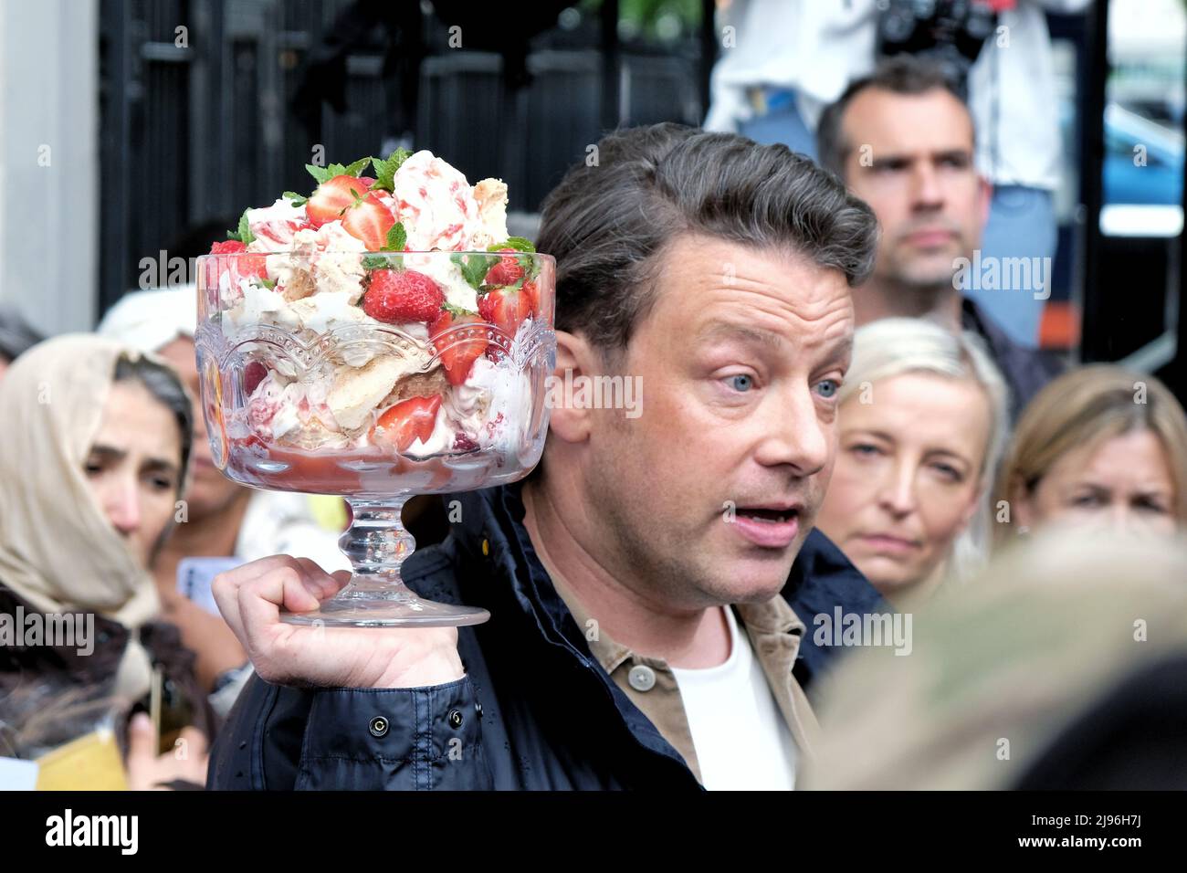 Londres, Royaume-Uni, 20th mai 2022. Le célèbre chef Jamie Oliver a organisé une manifestation « Eton Mess » au sujet du retard du gouvernement à mettre fin aux offres de malbouffe à plusieurs achats et aux publicités pour les fiides malsains destinés aux enfants, dans le cadre de sa stratégie anti-obésité. L'obésité infantile au Royaume-Uni a augmenté de façon spectaculaire pendant la pandémie, bien que le gouvernement défende sa décision alors que la crise du coût de la vie s'aggrave. Crédit : onzième heure Photographie/Alamy Live News Banque D'Images