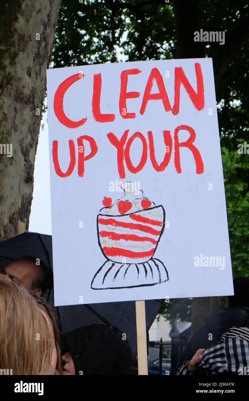 Londres, Royaume-Uni, 20th mai 2022. Le célèbre chef Jamie Oliver a organisé une manifestation « Eton Mess » au sujet du retard du gouvernement à mettre fin aux offres de malbouffe à plusieurs achats et aux publicités pour les fiides malsains destinés aux enfants, dans le cadre de sa stratégie anti-obésité. L'obésité infantile au Royaume-Uni a augmenté de façon spectaculaire pendant la pandémie, bien que le gouvernement défende sa décision alors que la crise du coût de la vie s'aggrave. Crédit : onzième heure Photographie/Alamy Live News Banque D'Images