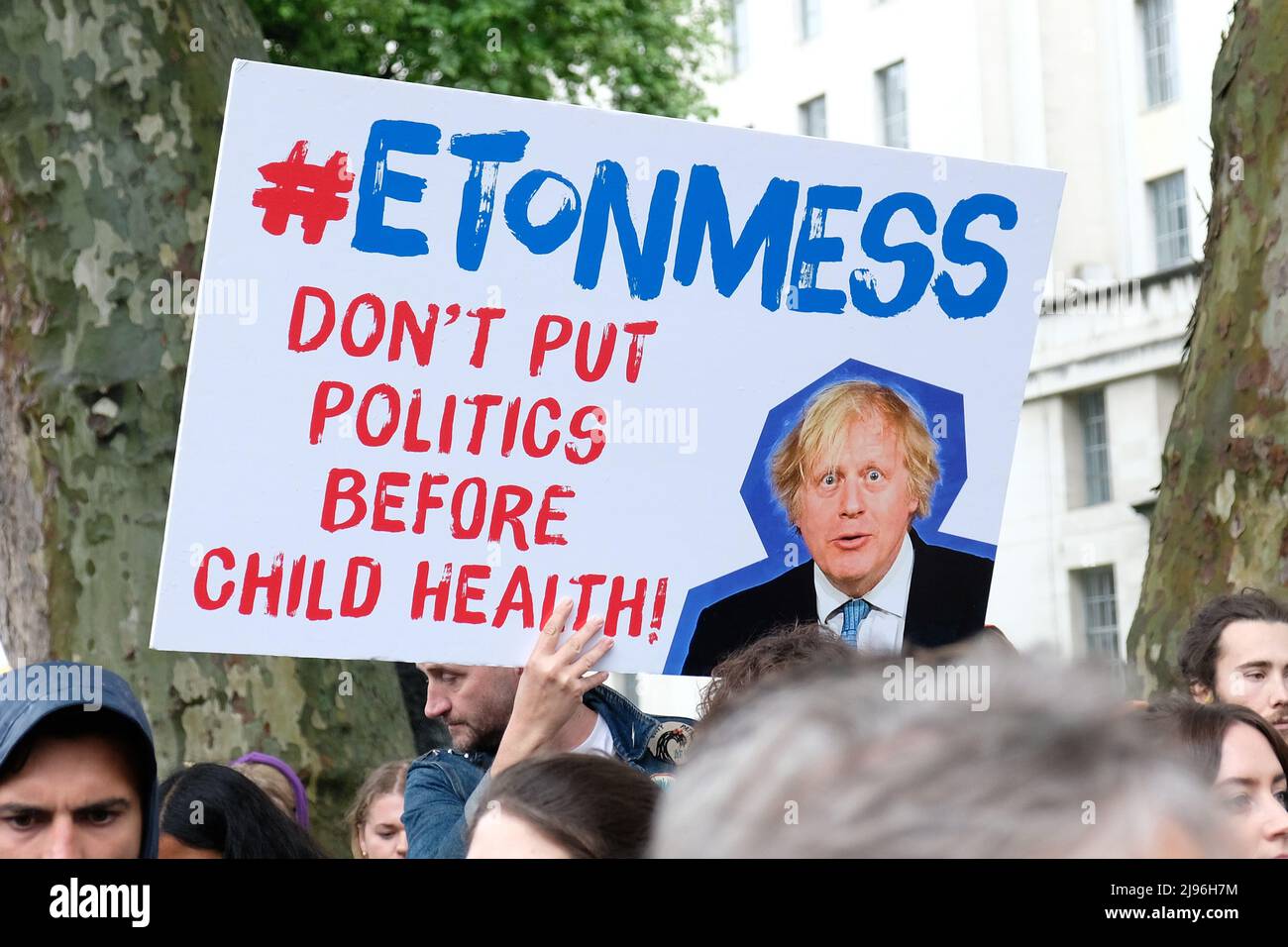 Londres, Royaume-Uni, 20th mai 2022. Le célèbre chef Jamie Oliver a organisé une manifestation « Eton Mess » au sujet du retard du gouvernement à mettre fin aux offres de malbouffe à plusieurs achats et aux publicités pour les fiides malsains destinés aux enfants, dans le cadre de sa stratégie anti-obésité. L'obésité infantile au Royaume-Uni a augmenté de façon spectaculaire pendant la pandémie, bien que le gouvernement défende sa décision alors que la crise du coût de la vie s'aggrave. Crédit : onzième heure Photographie/Alamy Live News Banque D'Images