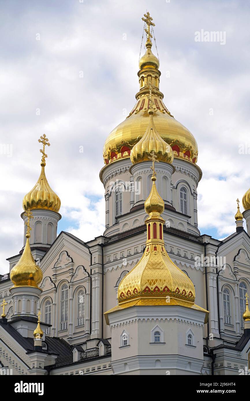 Église orthodoxe aux dômes dorés, cathédrale de la Trinité et clocher à Pochaev Lavra Pochayiv Lavra, Ukraine Banque D'Images