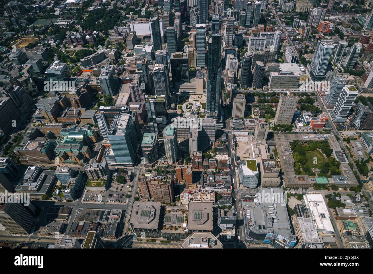 Vue aérienne de la ville avec carrefour et routes, maisons, bâtiments, parcs et parcs de stationnement, ponts. Tir de drone d'hélicoptère. Panoramique large Banque D'Images