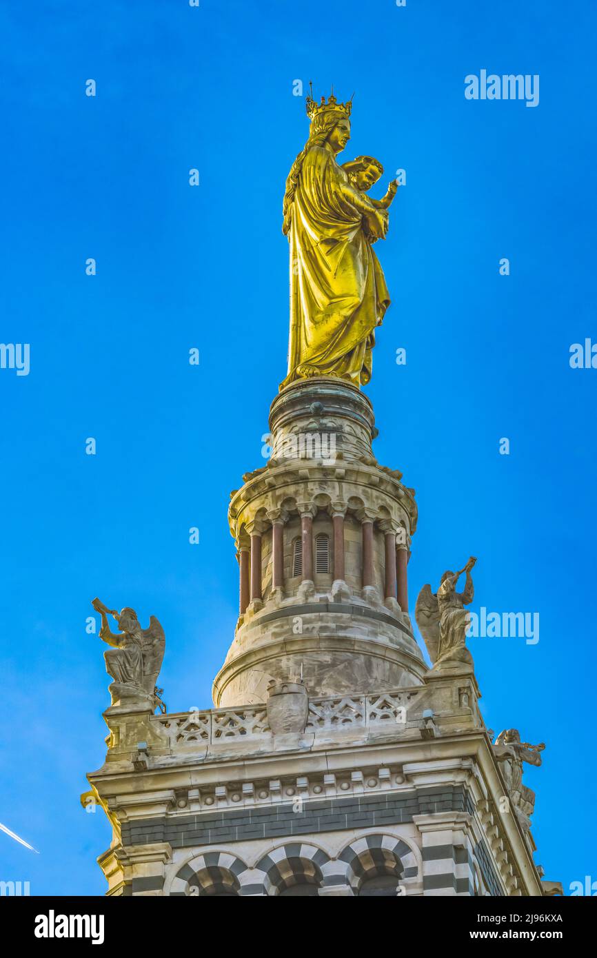 Golden Mary Jesus Statue Steeple notre Dame de la Garde Église catholique Marseille France construite en 1850s Banque D'Images