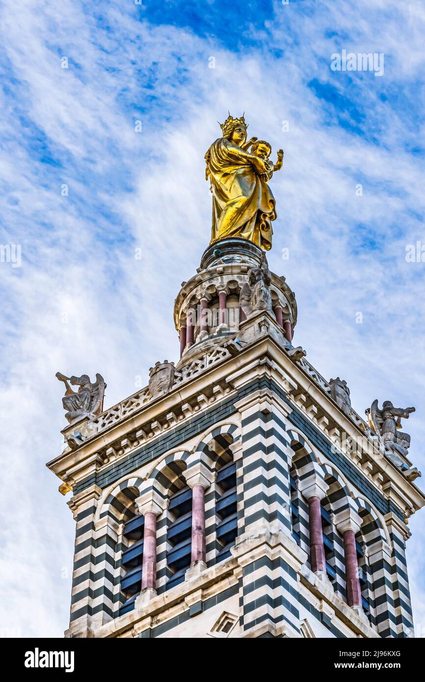 Golden Mary Jesus Statue Steeple notre Dame de la Garde Église catholique Marseille France construite en 1850s Banque D'Images