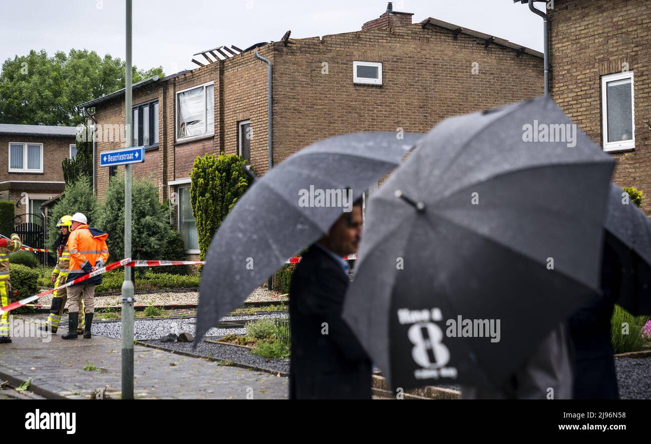 Beek, pays-Bas. 20th mai 2022. 2022-05-20 16:21:12 BEEK - Une maison au bord de l'effondrement après de graves tempêtes. Le vent a soufflé une grande partie du toit de la maison sur Beatrixstraat, et la maison est maintenant en danger de s'effondrer. Les intempéries ont particulièrement fait des ravages dans l'ancienne région minière de l'Ouest, autour de Sittard et de Geleen. ANP ROB ANGELAAR pays-bas - belgique OUT crédit: ANP/Alay Live News Banque D'Images