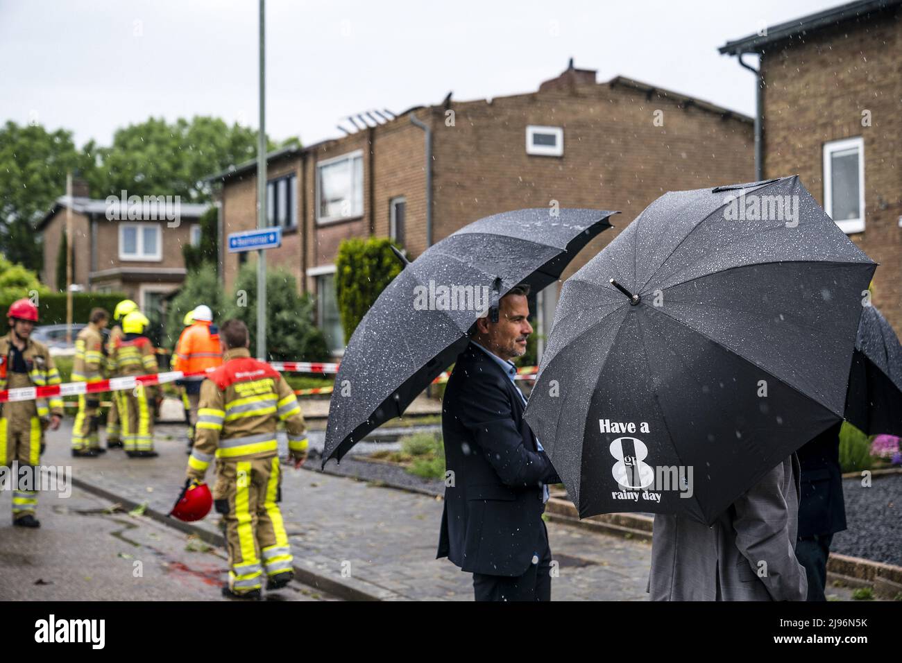 Beek, pays-Bas. 20th mai 2022. 2022-05-20 16:21:22 BEEK - Une maison au bord de l'effondrement après de graves tempêtes. Le vent a soufflé une grande partie du toit de la maison sur Beatrixstraat, et la maison est maintenant en danger de s'effondrer. Les intempéries ont particulièrement fait des ravages dans l'ancienne région minière de l'Ouest, autour de Sittard et de Geleen. ANP ROB ANGELAAR pays-bas - belgique OUT crédit: ANP/Alay Live News Banque D'Images