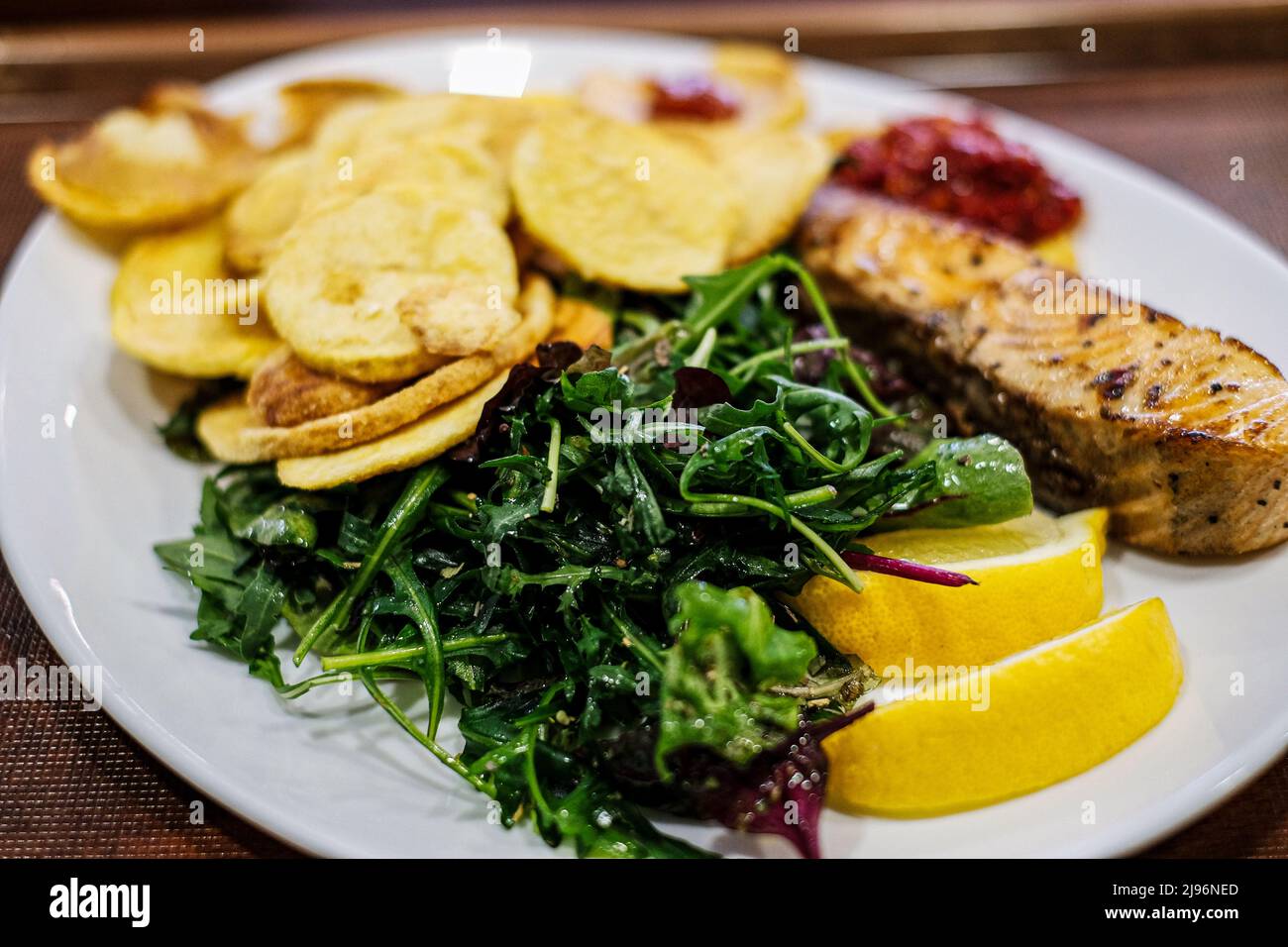 Steak de saumon, frites et salade fraîche Banque D'Images