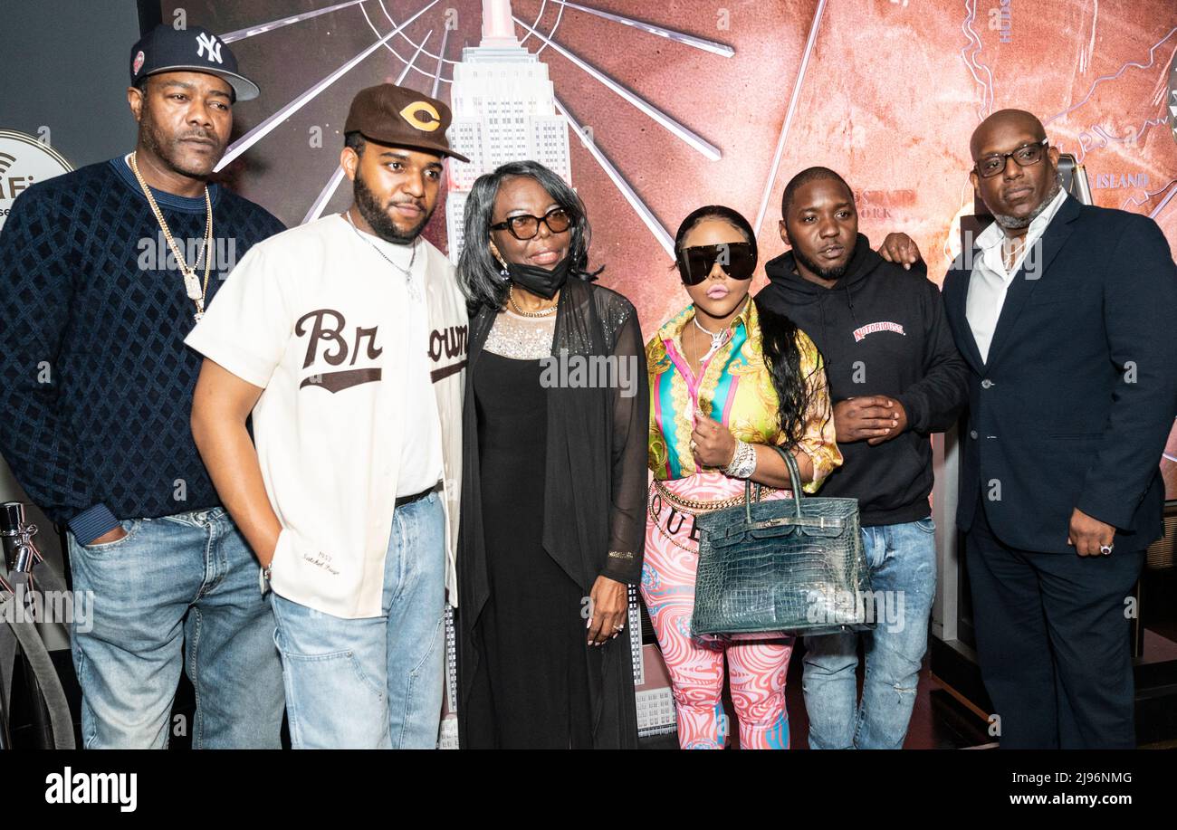 New York, NY - 20 mai 2022 : le R.O.C., C. J. Wallace, Voletta Wallace, Lil' Kim, Lil' cessez et Wayne Barrow visitent l'Empire State Building dans le cadre de la célébration de l'anniversaire 50th du célèbre B.I.G. Banque D'Images