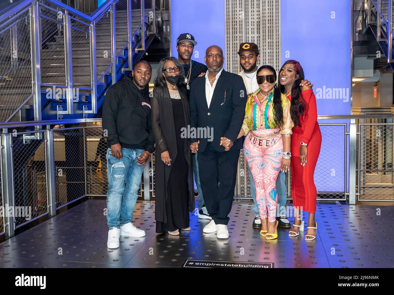 New York, NY - 20 mai 2022 : Lil' cessez, Voletta Wallace, le R.O.C., Wayne Barrow, C. J. Wallace, Lil' Kim et T'yanna Wallace visitent l'Empire State Building dans le cadre de la célébration de l'anniversaire 50th du célèbre B.I.G. Banque D'Images