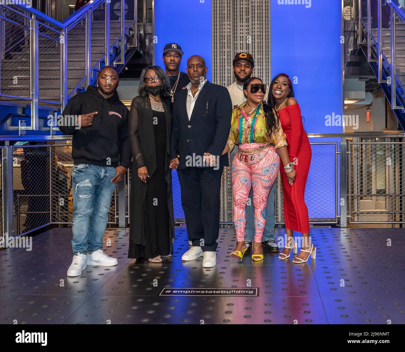 New York, NY - 20 mai 2022 : Lil' cessez, Voletta Wallace, le R.O.C., Wayne Barrow, C. J. Wallace, Lil' Kim et T'yanna Wallace visitent l'Empire State Building dans le cadre de la célébration de l'anniversaire 50th du célèbre B.I.G. Banque D'Images