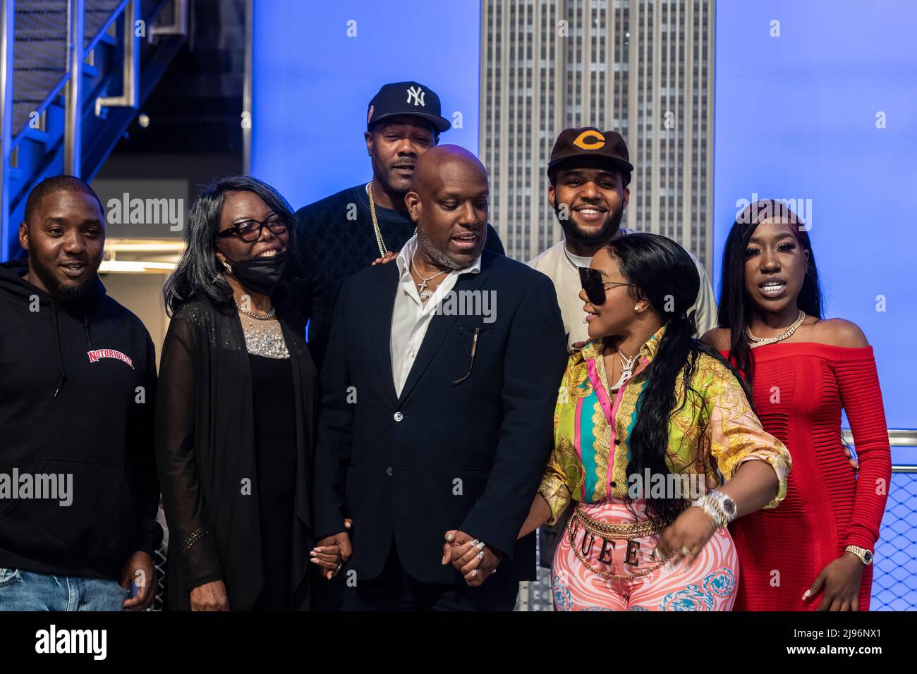 New York, NY - 20 mai 2022 : Lil' cessez, Voletta Wallace, le R.O.C., Wayne Barrow, C. J. Wallace, Lil' Kim et T'yanna Wallace visitent l'Empire State Building dans le cadre de la célébration de l'anniversaire 50th du célèbre B.I.G. Banque D'Images
