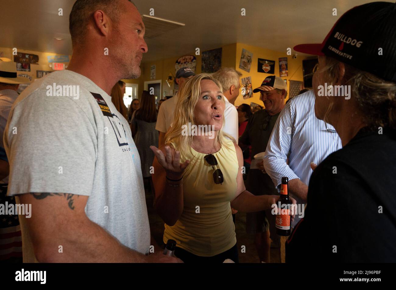 Plainville, Géorgie, États-Unis. 20th mai 2022. La députée de Géorgie, Marjorie Taylor Greene, se mêle à des partisans lors d'un rassemblement de Bikers for Trump dans un bar de Biker du nord de la Géorgie, dans le Congressional District de l'État de 14th. (Credit image: © Robin Rayne/ZUMA Press Wire) Credit: ZUMA Press, Inc./Alamy Live News Banque D'Images