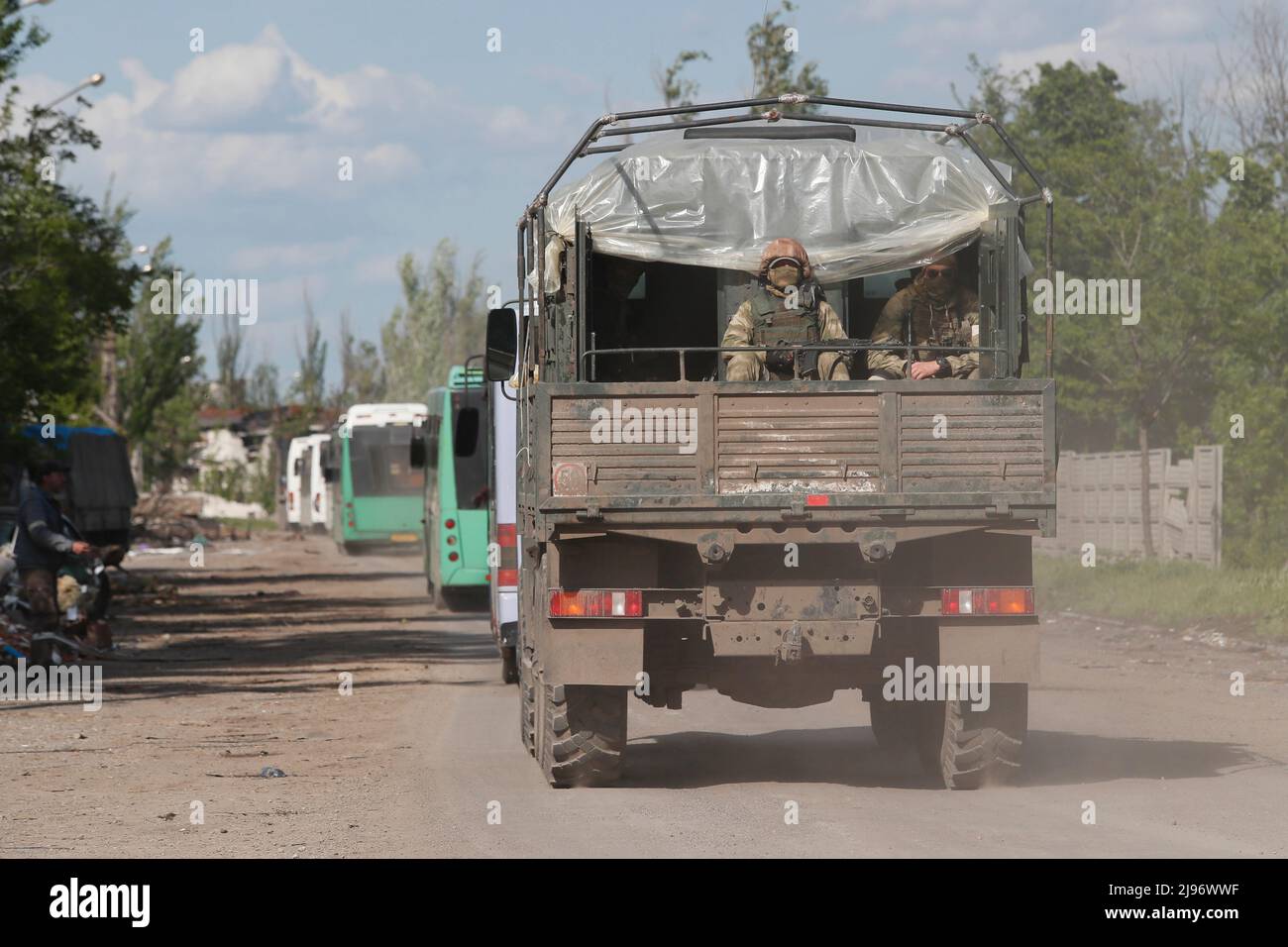 Marioupol. 20th mai 2022. Les véhicules transportant des membres des forces armées ukrainiennes quittent Marioupol, le 20 mai 2022. Les forces russes ont « complètement libéré » l'usine d'acier d'Azovstal à Marioupol, a déclaré vendredi le ministère russe de la Défense. Credit: Victor/Xinhua/Alay Live News Banque D'Images