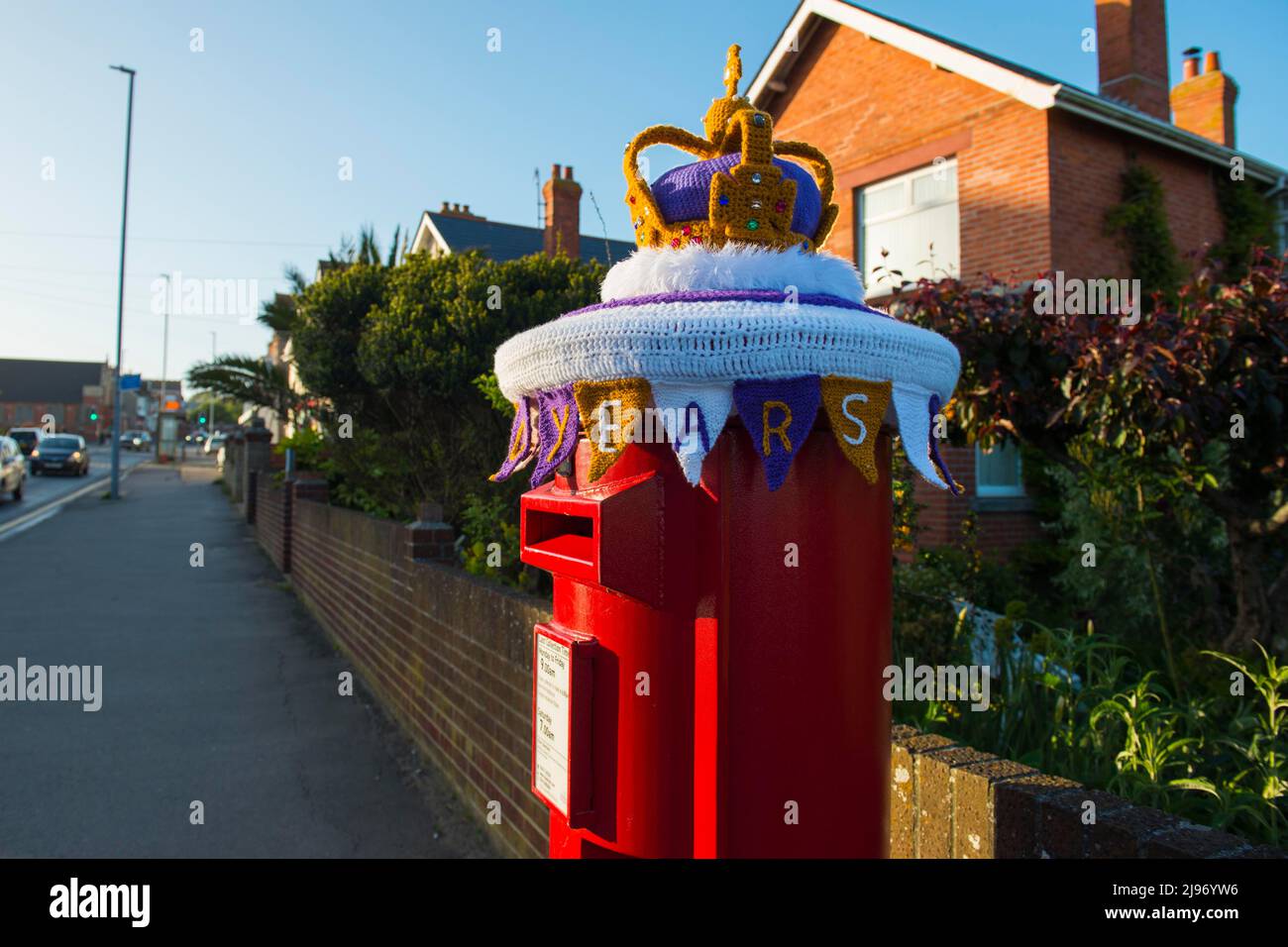 Weymouth, Dorset, Royaume-Uni. 20th mai 2022. Une boîte postale à Weymouth dans le Dorset a été décorée d'une couronne d'État en crochet pour célébrer le Jubilé de platine de la Reine. Le Jubilé de platine d'Elizabeth II est célébré du 2 au 5 juin 2022 au Royaume-Uni et dans le Commonwealth pour marquer le 70th anniversaire de l'accession de la reine Elizabeth II le 6 février 1952. Crédit photo : Graham Hunt/Alamy Live News Banque D'Images