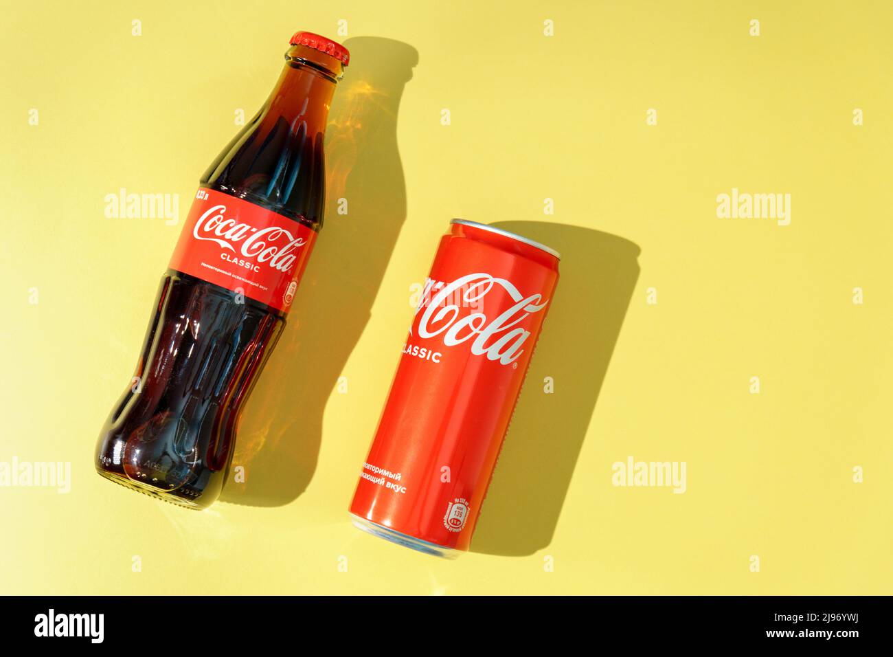 Tyumen, Russie-avril 03, 2022: Coca Cola Classic Drinks CAN and Bottle. Company est le premier producteur mondial de boissons gazeuses. Banque D'Images