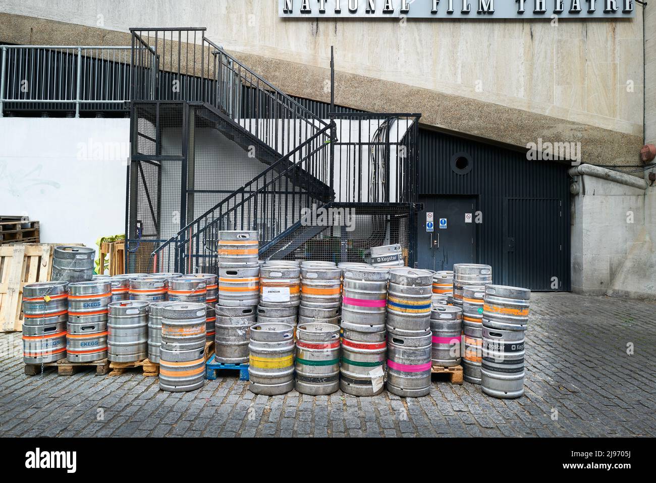 Videz les fûts de bière à l'extérieur du BFI (british film institute) National film Theatre, South Bank, Londres, Angleterre. Banque D'Images
