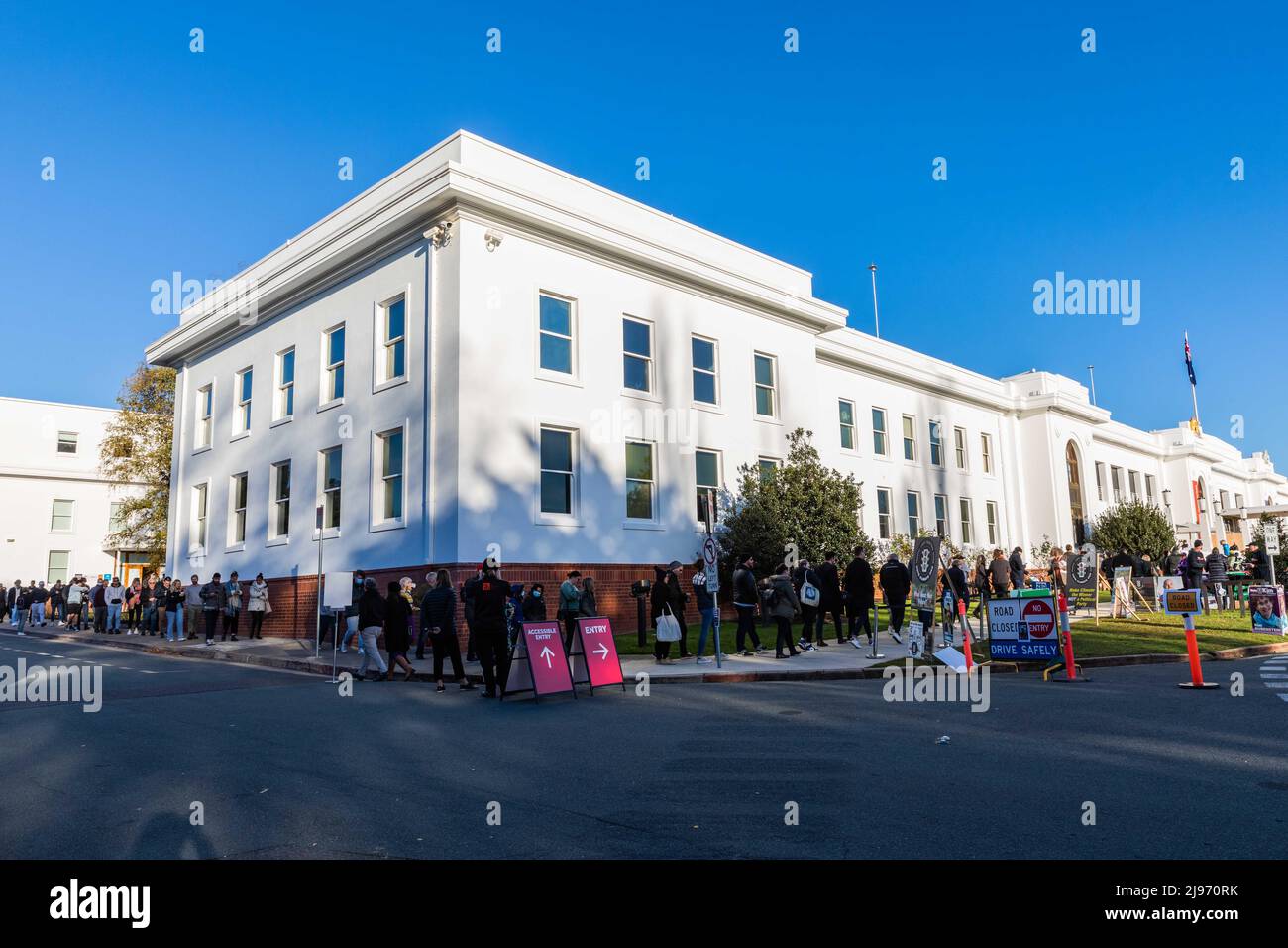 Canberra, Australie. 21st mai 2022. Les électeurs font la queue pour voter au kiosque de vote de l'ancien Parlement à Canberra, en Australie, le 21 mai 2022. Les élections fédérales australiennes ont débuté samedi matin dans tout le pays, où la Coalition ou le parti travailliste doivent obtenir la majorité dans une compétition de clôture. Credit: Chu Chen/Xinhua/Alay Live News Banque D'Images